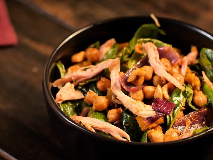 Receita Saudável e Deliciosa: Salada Morna de Grão-de-Bico com Legumes e Frango Grelhado - receita com afeto