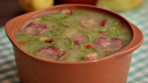 Caldo Verde com Couve e Linguiça - Receita com Afeto