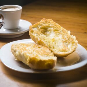 pão na chapa com queijo e café com leite