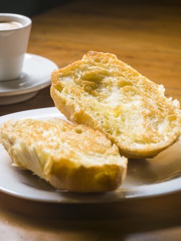 pão na chapa com queijo e café com leite