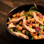 Sala de grão de bico com frango - Receita com Afeto