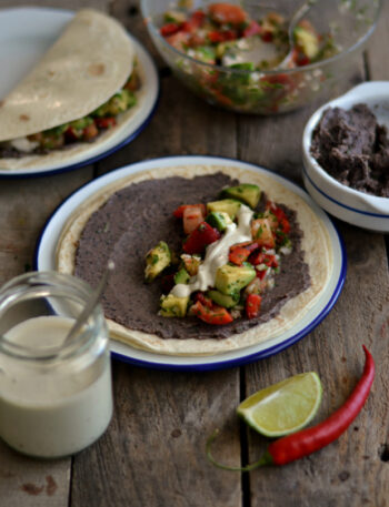 Tacos de Feijão Preto com Abacate