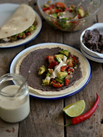 Tacos de Feijão Preto com Abacate