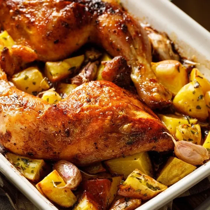 Sobrecoxa com batata e cebola - receita com afeto