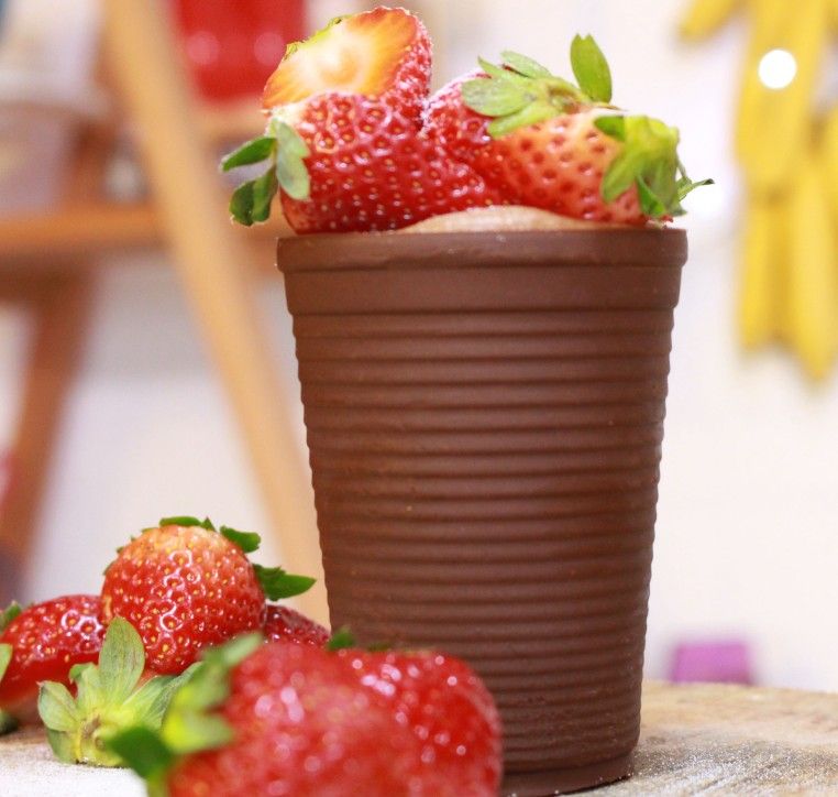 copo de chocolate com mousse de morango - receita com afeto